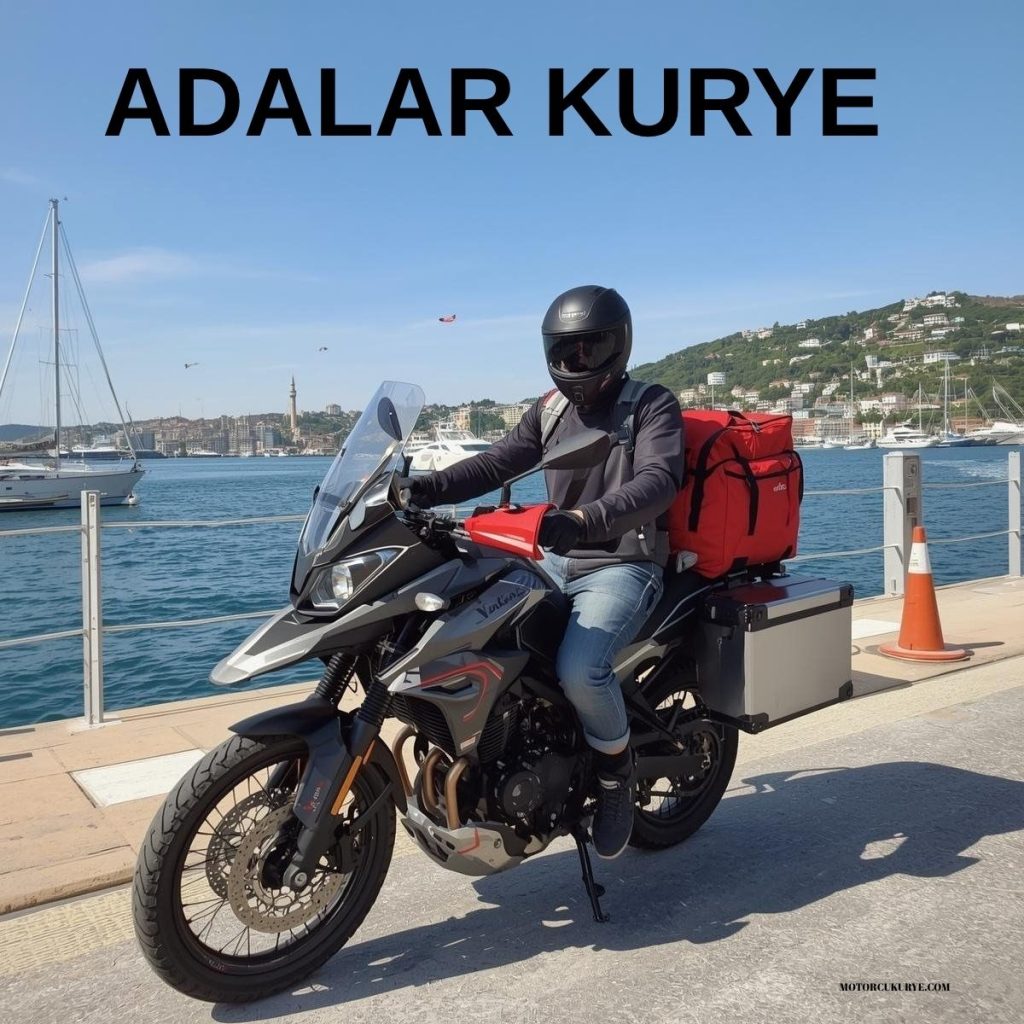 İstanbul Adalar kurye hizmeti kapsamında Büyükada iskelesinde teslimat yapan motorlu kurye.